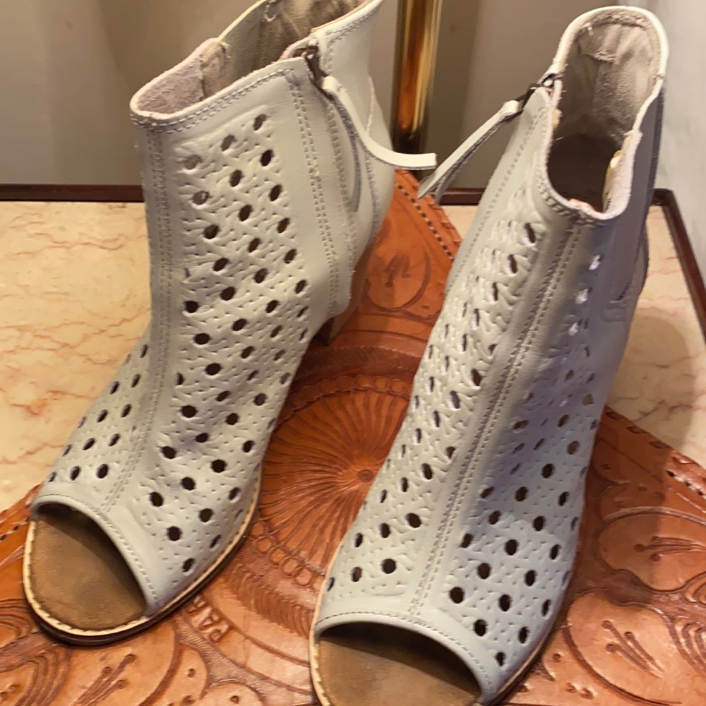 Tom’s perforated booties